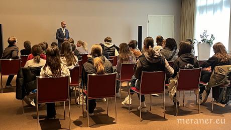 Die Schülerinnen und Schüler der Mittelschule Obermais erhielten Informationen zu den praktischen Berufen im Gastgewerbe und im Handwerk.