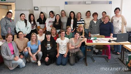 Auf die Teilnehmer wartet eine spannende und intensive berufsbegleitende Ausbildungszeit. Im Bild ganz rechts die vier Verantwortlichen der Stiftung St. Elisabeth: Helene Trippacher, Nadine Lutz, Alexandra Latschrauner und Sigrid Lunger. Der einzige männliche Teilnehmer fehlt leider im Bild.