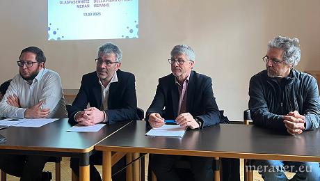 Bei der Vorstellung dieses wichtigen Infrastrukturprojektes für ein megaschnelles Breitbandnetz (v.l.n.r.): Andreas Ladurner (Projektleiter Infranet), Florian Fiegl (Generaldirektor Infranet), Stefan Frötscher (Stadtrat Gemeinde Meran), Stefan Götsch (Ingenieur, ehemaliger Gemeindetechniker Meran)