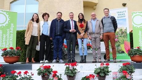 1)	Präsentierten mit Stolz die „Pflanze des Jahres“ (v.l.n.r.) Gabriele Pircher, Direktorin der Gärten von Schloss Trauttmansdorff, Ulrike Larcher, Südtiroler Gärtner, Stephan Kircher, Obmann der Südtiroler Gärtner, Landesrat Luis Walcher, Patin Nadia Battocletti, Mario Calliari, Präsident Trentino Fiori, Robert Psenner vom Jungpflanzenbetrieb Psenner.