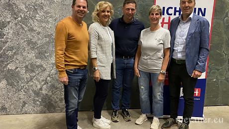 Im Bild (v.l.n.r.): Hannes Mussak (lvh-Vizepräsident), Angelika Wiedmer (lvh-Vorstandsmitglied), Mathias Piazzi (lvh-Bezirksobmann Burggrafenamt), Doris Jacob (Steinmetzbetrieb Jacob) und Walter Pöhl (lvh-Direktor) – Foto © lvh.apa