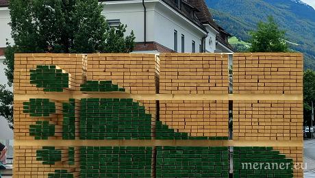 Holzinstallation zum ökologischen Fußabdruck macht in Naturns halt