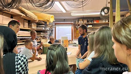 Praxis statt Theorie: Schulbesuche bei Handwerksbetrieben in St. Leonhard