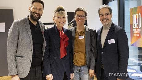 Im Foto, von links nach rechts: Andreas Eisendle (Euregio Tirol-Südtirol-Trentino / Programmleiter), Melanie Wiener (Land Tirol - Leiterin Abietung Kultur), Verena Malfertheiner (Didaktisches Team des Palais Mamming Museums), Tiziano Rosani (Palais Mamming Museum).