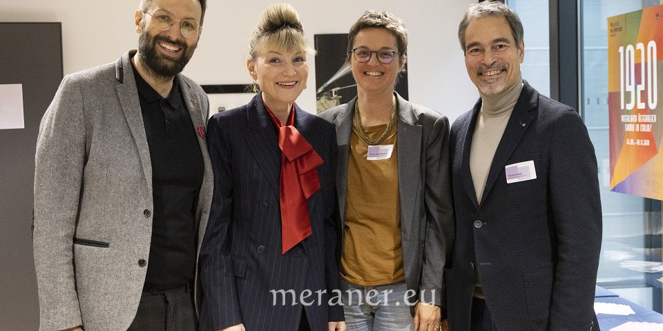 Im Foto, von links nach rechts: Andreas Eisendle (Euregio Tirol-Südtirol-Trentino / Programmleiter), Melanie Wiener (Land Tirol - Leiterin Abietung Kultur), Verena Malfertheiner (Didaktisches Team des Palais Mamming Museums), Tiziano Rosani (Palais Mamming Museum).