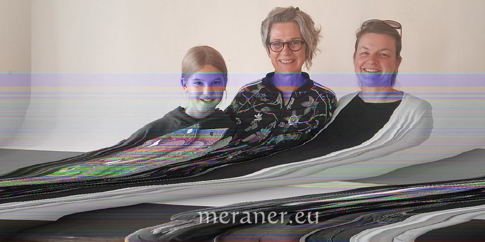 Elisabeth Valtingoier, Bibliotheksleiterin der Pfarrbibliothek Obermais, die Au-torin Alice Pantermüller, Teilnehmerin Pauline Pöhl, Foto: Elisabeth Valtingoier.