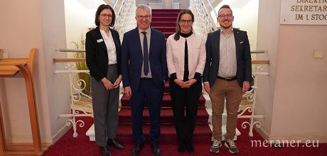 Bildtext: Von links: Alexandra Silvestri, Leiterin der Abteilung People & Culture im HGV, Andreas Erlacher, Vizedirektor der Landeshotelfachschule Kaiserhof, HGV-Vizepräsidentin Judith Rainer und Florian Obkircher, HGV-Bezirksobmann Pustertal/Gadertal.