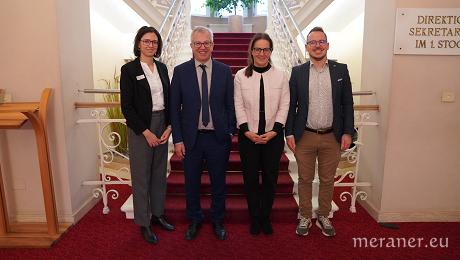 Bildtext: Von links: Alexandra Silvestri, Leiterin der Abteilung People & Culture im HGV, Andreas Erlacher, Vizedirektor der Landeshotelfachschule Kaiserhof, HGV-Vizepräsidentin Judith Rainer und Florian Obkircher, HGV-Bezirksobmann Pustertal/Gadertal.