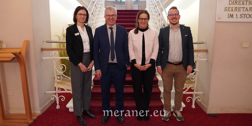 Bildtext: Von links: Alexandra Silvestri, Leiterin der Abteilung People & Culture im HGV, Andreas Erlacher, Vizedirektor der Landeshotelfachschule Kaiserhof, HGV-Vizepräsidentin Judith Rainer und Florian Obkircher, HGV-Bezirksobmann Pustertal/Gadertal.