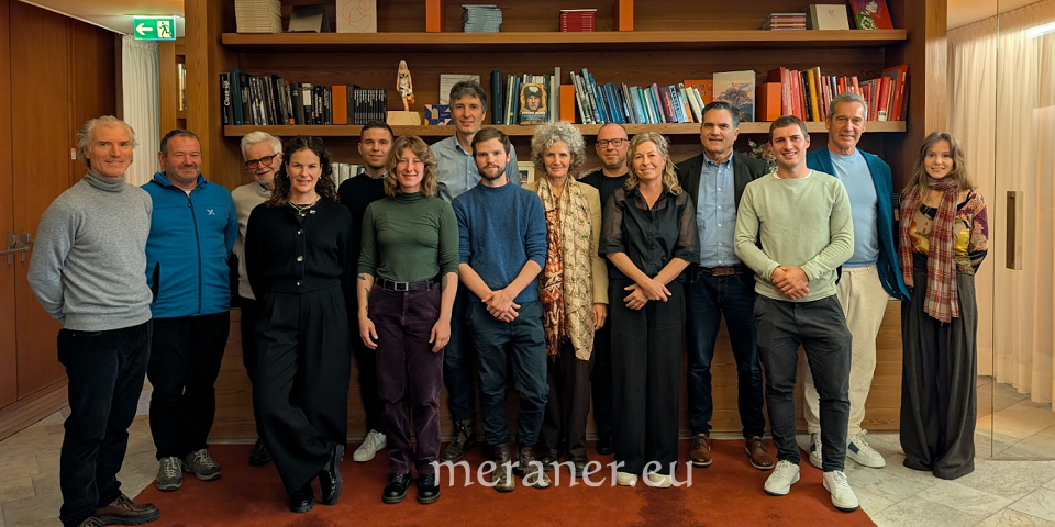 Von links nach rechts: Hartmann Donà, Norbert Kerschbamer, Ulrich Ladurner, Ingrid Ladurner, Lukas Hillepranter, Katharina Menz, Joachim Wolf, Friedrich und Stephanie von Pfeil, Erwin Eccli, Anita Mitterer, Stefan Kapfinger, Jakob Margesin, Johann Erb, Jana Geier.