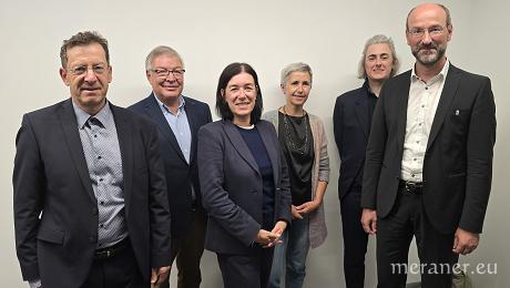 Foto des Verwaltungsrates (von links nach rechts: Giovanni Mischi, Josef Andreas Haspinger, Roberta Rigamonti, Franca Marchetto, Kunigunde Weissenegger sowie Präsident Armin Reinstadler)