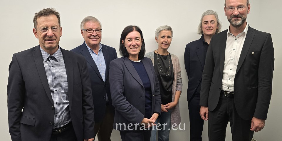 Foto des Verwaltungsrates (von links nach rechts: Giovanni Mischi, Josef Andreas Haspinger, Roberta Rigamonti, Franca Marchetto, Kunigunde Weissenegger sowie Präsident Armin Reinstadler)