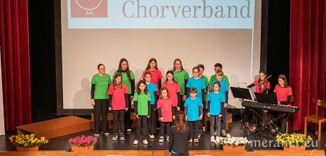Der Kinder- und Jugendchor Oberrasen unter der Leitung von Waltraud Mair beeindruckte die Versammlung mit einem Lied zum Thema Frieden. Foto Rauch