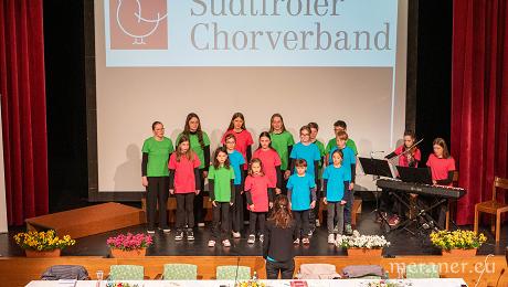 Der Kinder- und Jugendchor Oberrasen unter der Leitung von Waltraud Mair beeindruckte die Versammlung mit einem Lied zum Thema Frieden. Foto Rauch