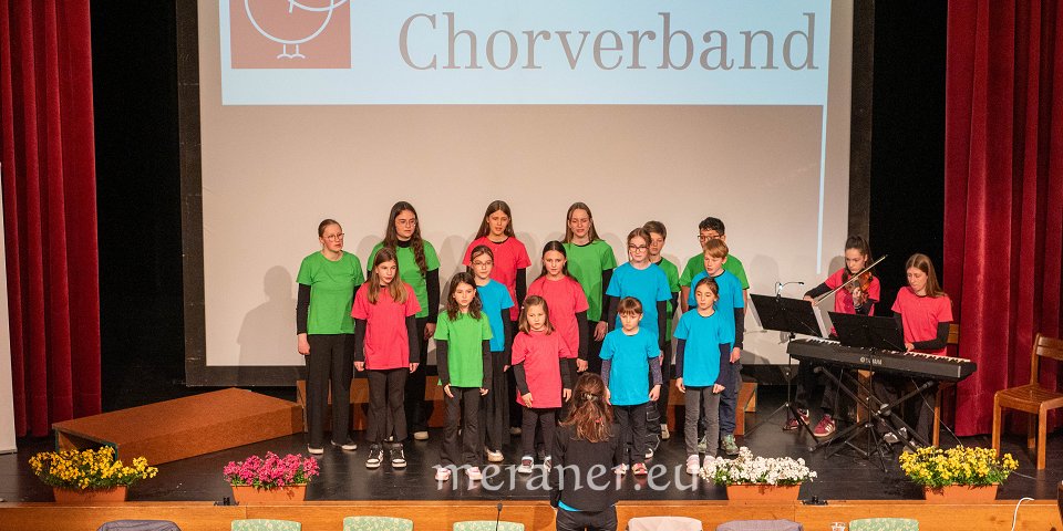 Der Kinder- und Jugendchor Oberrasen unter der Leitung von Waltraud Mair beeindruckte die Versammlung mit einem Lied zum Thema Frieden. Foto Rauch