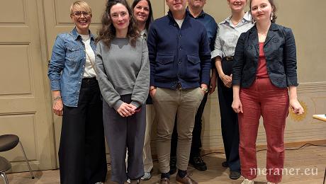 Vorstand mit Mitarbeiterinnen, v.l.n.r. Lisa Leoni, Marianne Lechner, Thina Adams, Florian Hofer, Robert Gruber, Julia Aufderklamm und Mirjam Kaufmann