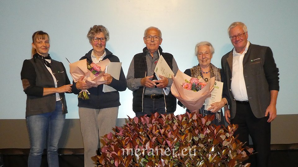 V.l.n.r.: Schriftführerin Alexandra Polig, Eva Runggaldier (75 Jahre Mitglied), Toni Grünbacher und Veronika Gruber (beide 60 Jahre Mitglied), Vorsitzender Elmar Knoll