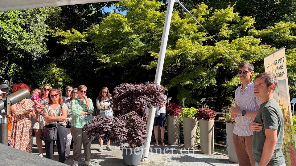 Marketingmitarbeiter der Gärten von Schloss Trauttmansdorff Stefan Orian mit Kevin Huck vom Roten Hahn zusammen mit den Bäuerinnen und Bauern