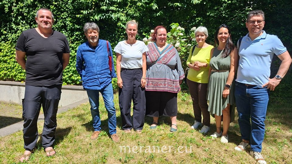 von links] Georg Hofer, Giampaolo Settimo, Elisabeth Rass, Giorgia Lazzaretto, Francesca Giabbai (Presidente uscente / scheidende Vorsitzende), Paola Nigro, Claudio Vitalini. (Assente nella foto / Im Foto abwesend: Gaia Berni).
