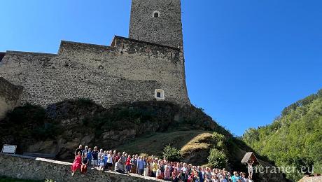 Vor der prächtigen Kulisse der Fürstenburg erleben 96 Sänger und Sängerinnen den Chorgesang als lebendige und berührende Erfahrung. Foto: Chorverband