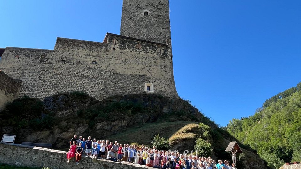 Vor der prächtigen Kulisse der Fürstenburg erleben 96 Sänger und Sängerinnen den Chorgesang als lebendige und berührende Erfahrung. Foto: Chorverband